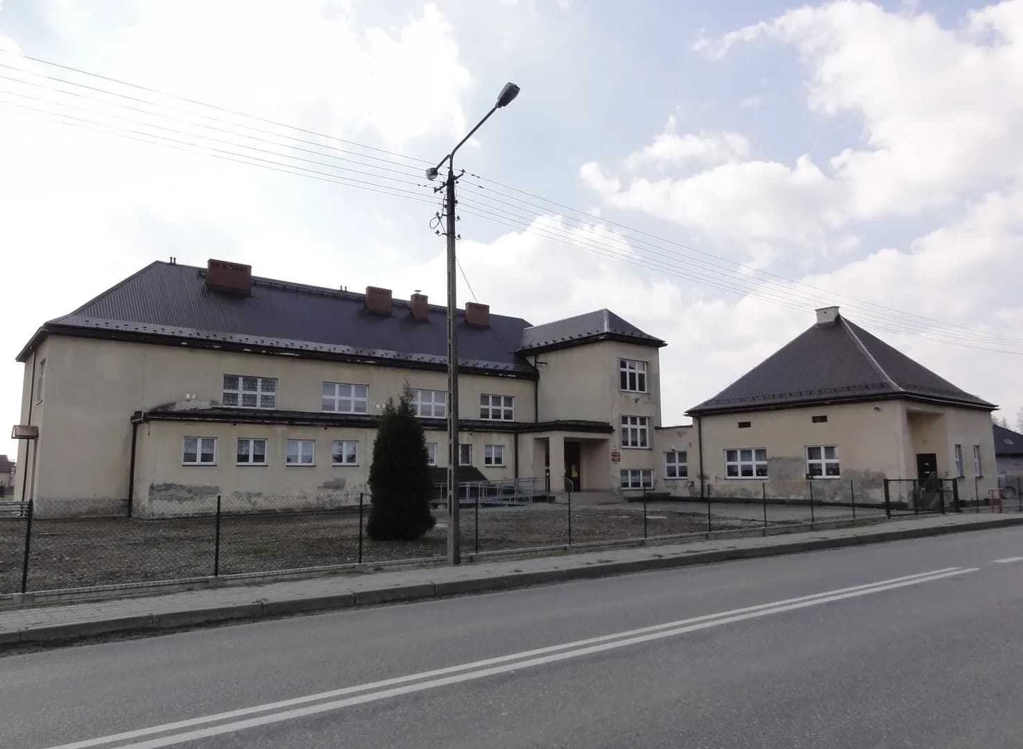 Budynek Zespołu Szkolno-Przedszkolnego w Zabłociu widziany od strony ulicy