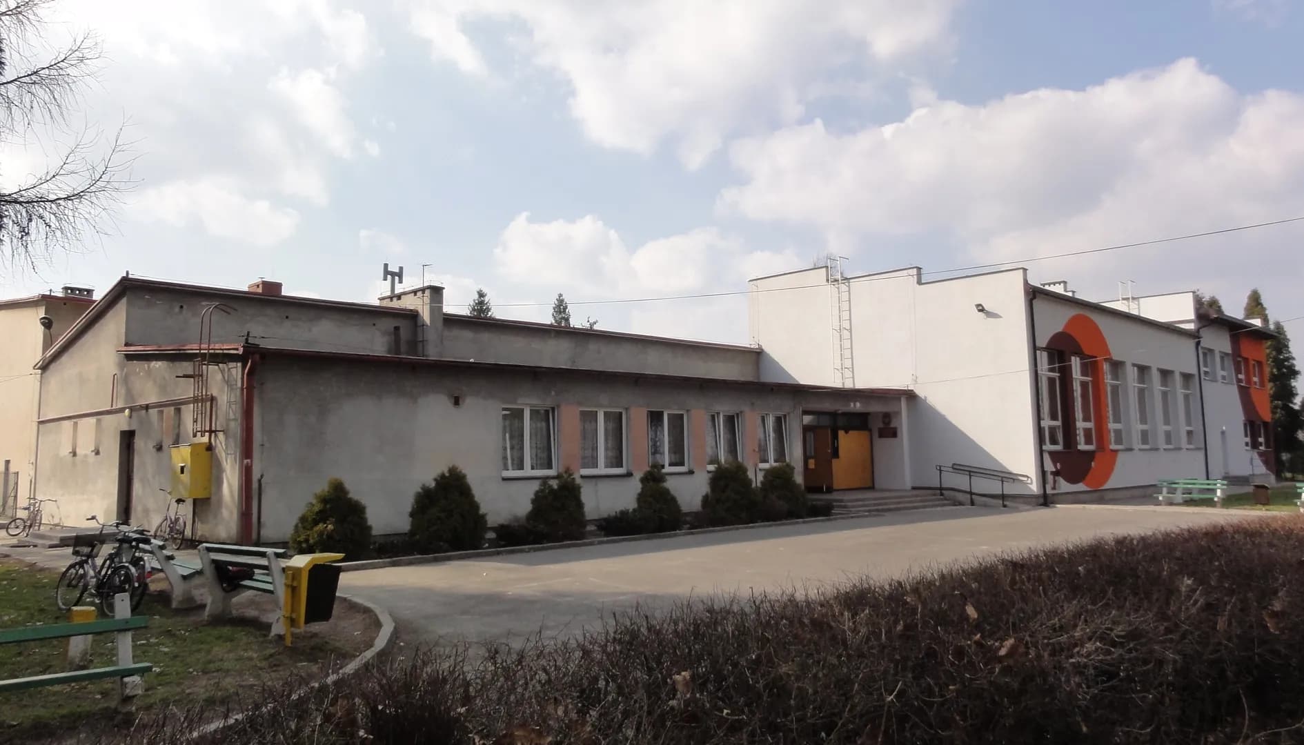 Budynek Zespołu Szkolno-Przedszkolnego w Drogomyślu widoczny od strony dziedzińca