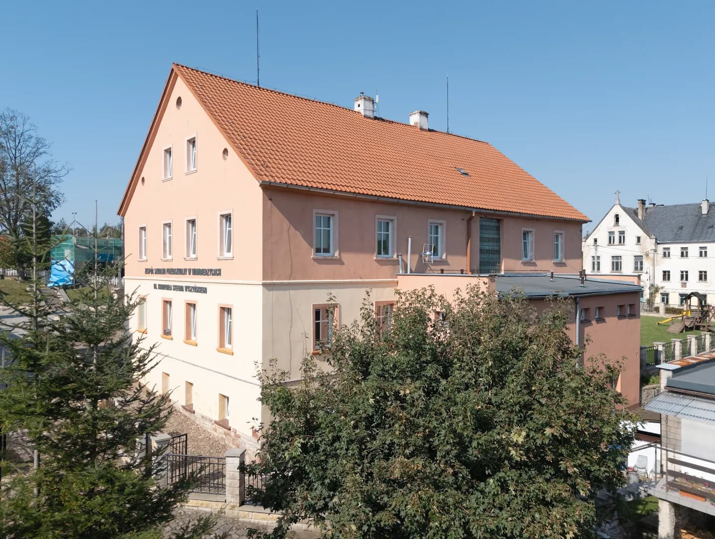 Budynek Zespołu Szkolno-Przedszkolnego w Wambierzycach