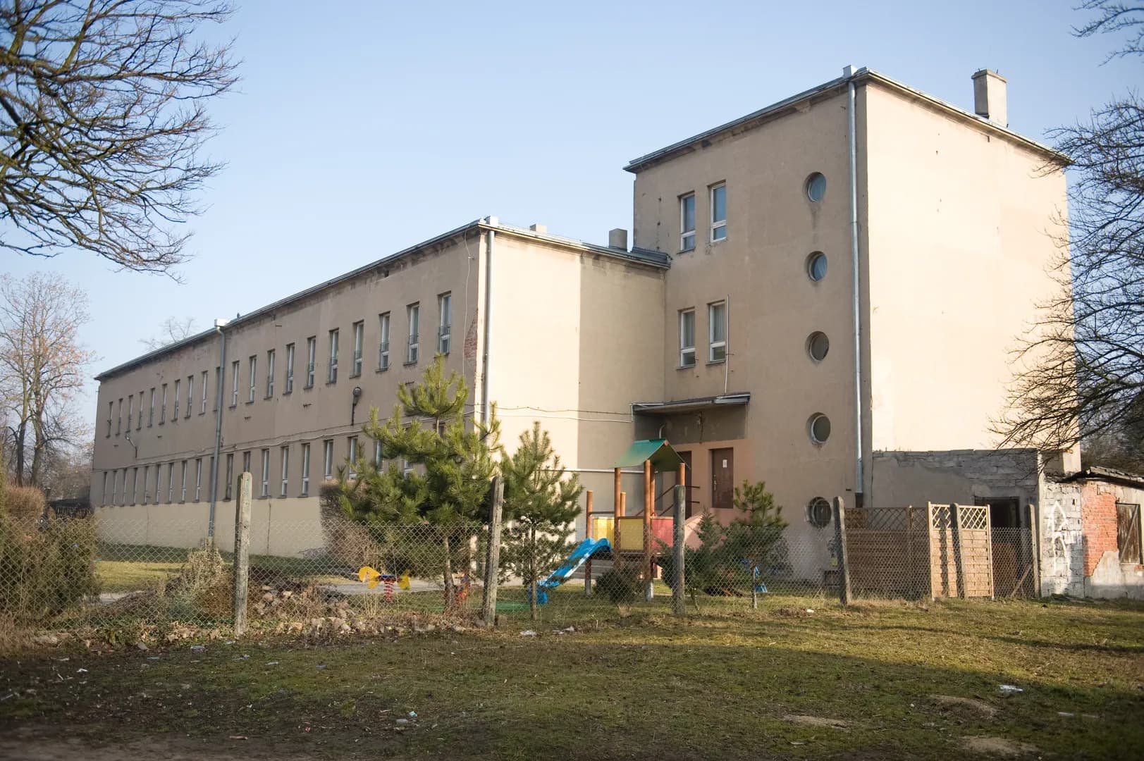 Budynek Przedszkola Miejskiego nr 66 w Łodzi z widocznym placem zabaw