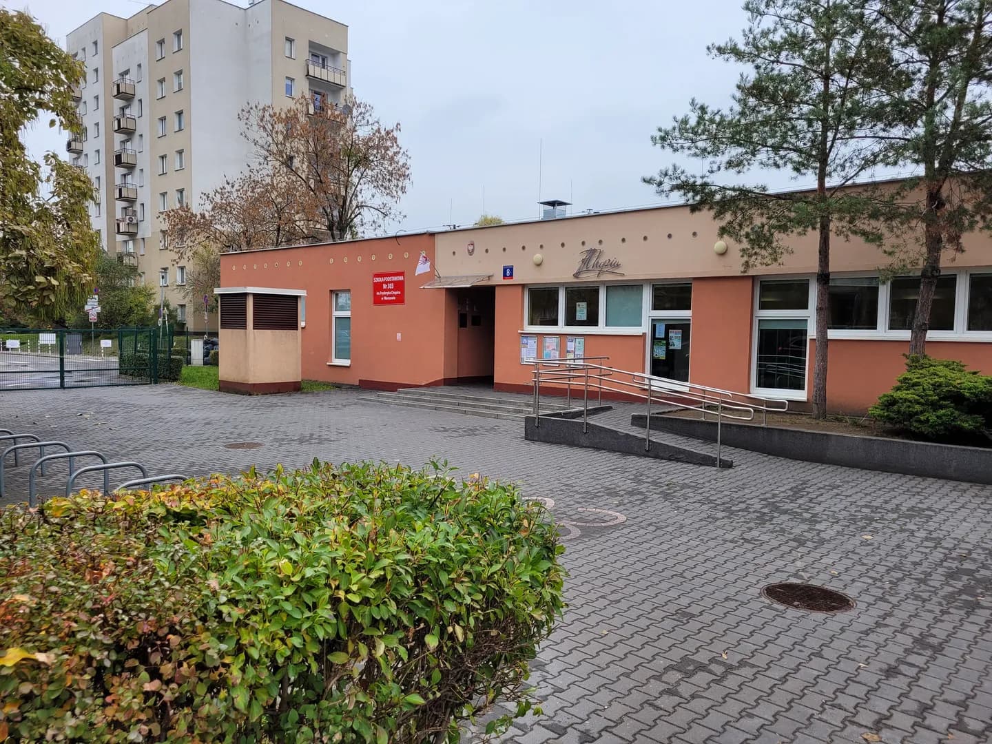 Wejście do budynku Szkoły Podstawowej nr 303 w Warszawie