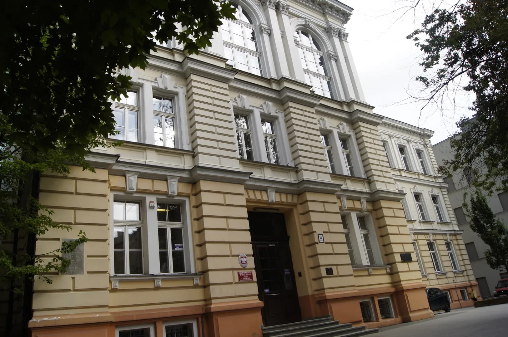 Zabytkowa fasada budynku III Liceum Ogólnokształcącego im. Tadeusza Kościuszki w Łodzi
