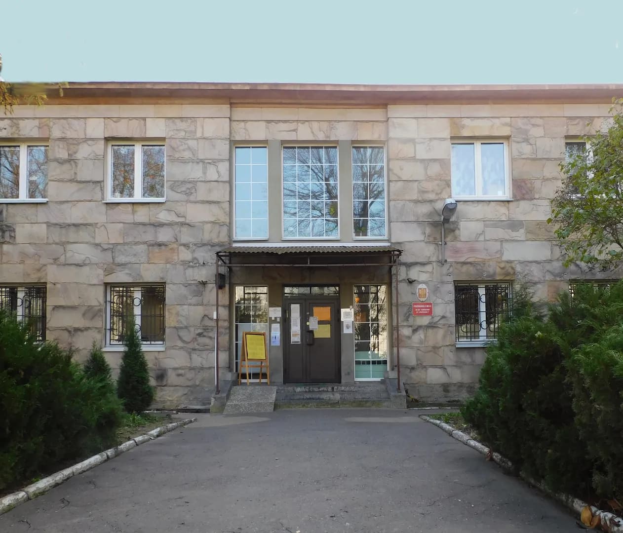Wejście do budynku Przedszkola nr 61 przy ulicy Lelechowskiej w Warszawie