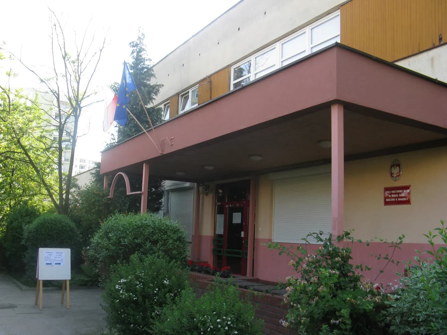 Wejście do budynku Szkoły Podstawowej nr 310 im. Michała Byliny w Warszawie