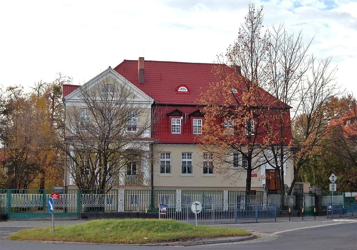 Budynek Przedszkola nr 61 Gajowickie Skrzaty we Wrocławiu widziany zza ogrodzenia