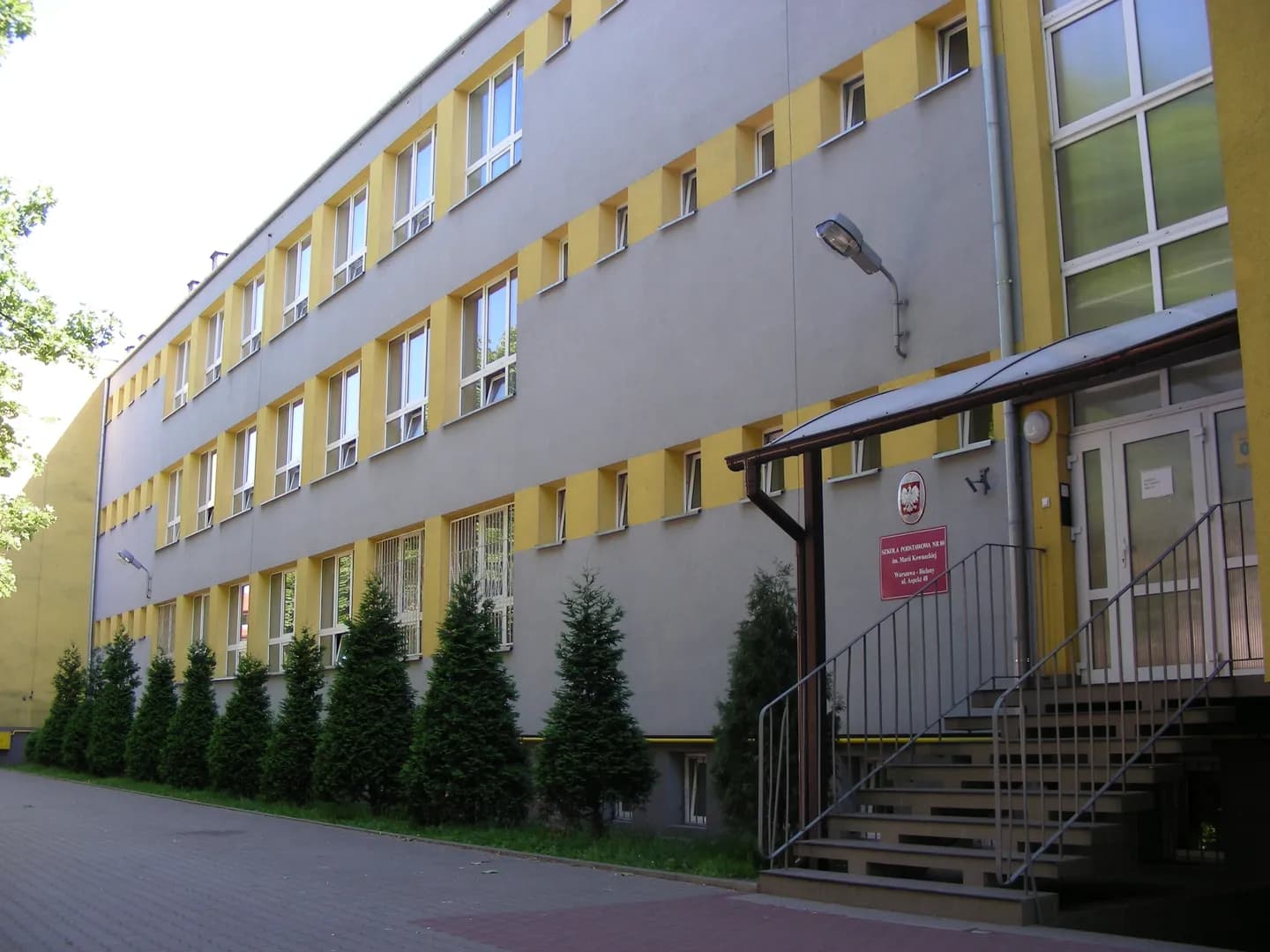 Wejście i elewacja Szkoły Podstawowej nr 80 w Warszawie