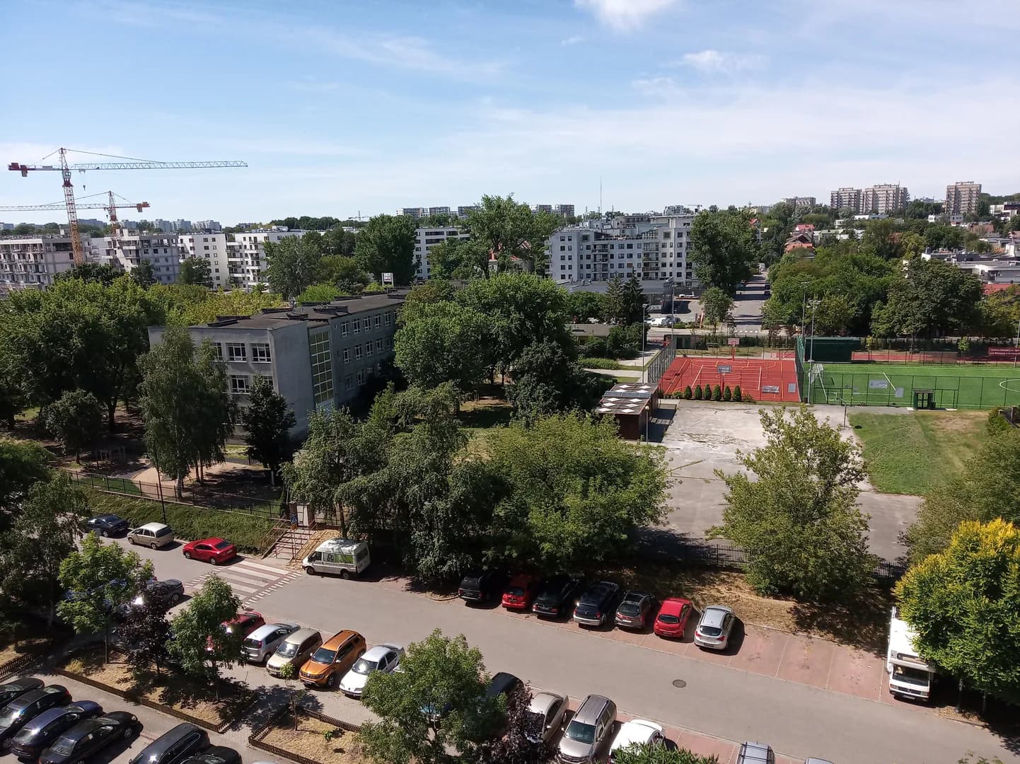 Widok z góry na teren i boiska Szkoły Podstawowej nr 53 w Warszawie