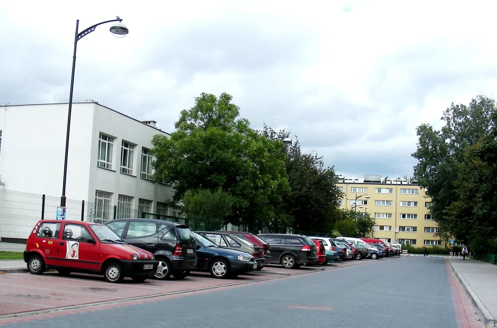Budynek Szkoły Podstawowej nr 247 w Warszawie i parking przy ulicy Przytyk