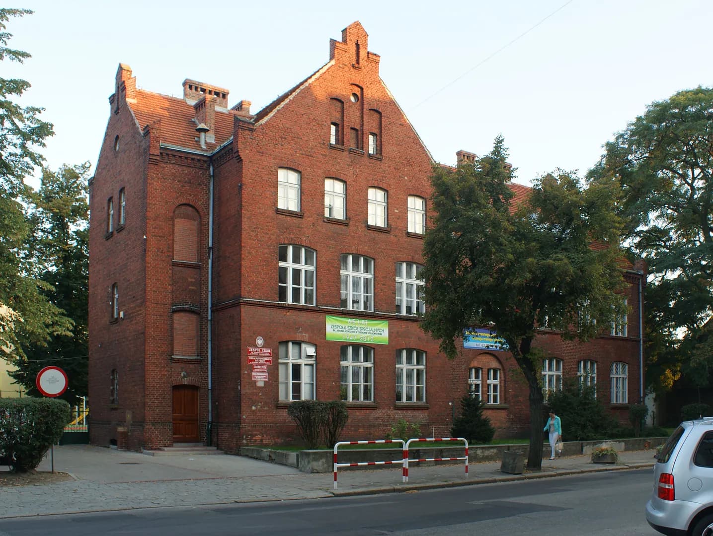 Ceglany budynek Zespołu Szkół Specjalnych w Ostrowie Wielkopolskim