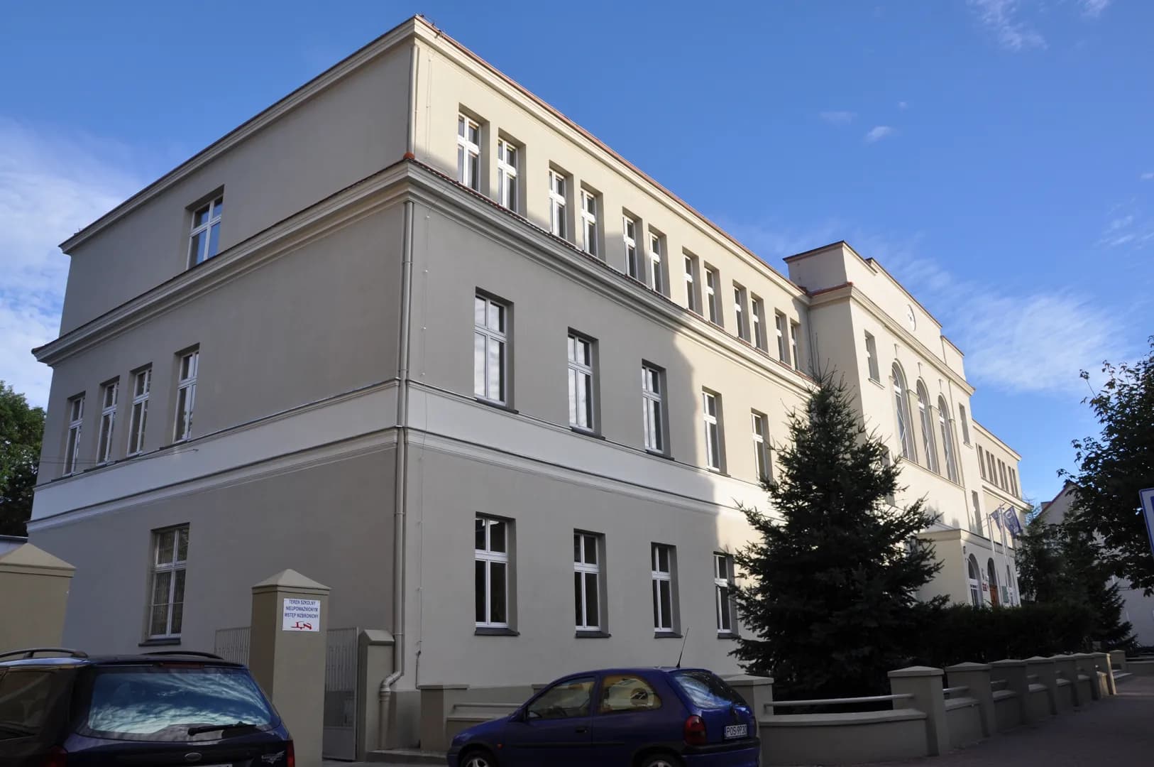 Gmach I Liceum Ogólnokształcącego w Ostrowie Wielkopolskim przy ulicy Gimnazjalnej