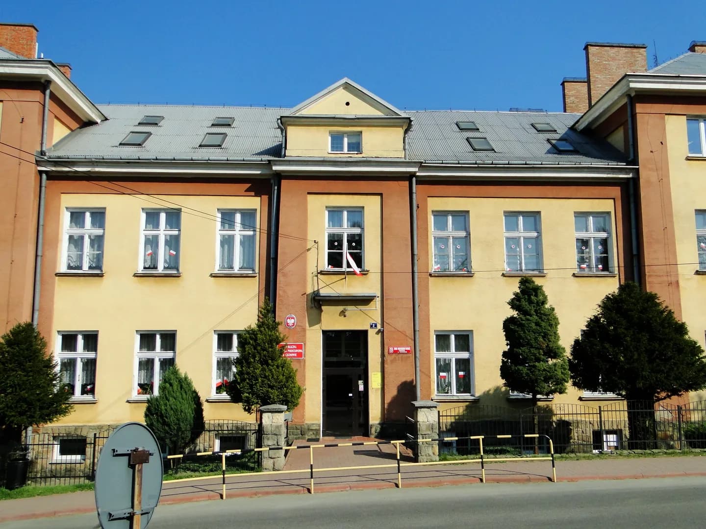Fasada Publicznej Szkoły Podstawowej w Czchowie widziana z ulicy