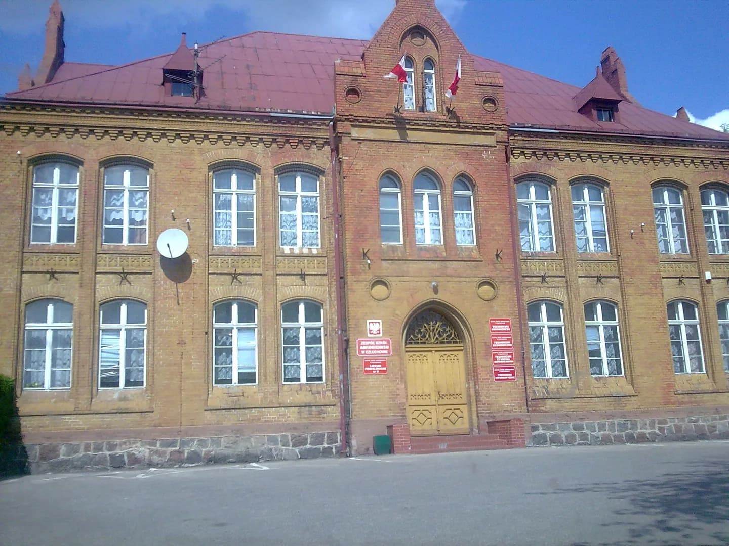 Fasada ceglanego budynku Zespołu Szkół Agrobiznesu w Człuchowie