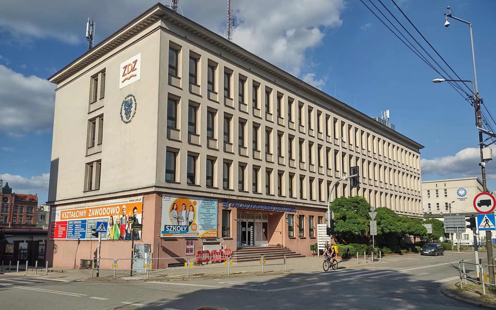 Budynek Zakładu Doskonalenia Zawodowego w Katowicach widoczny od strony ulicy