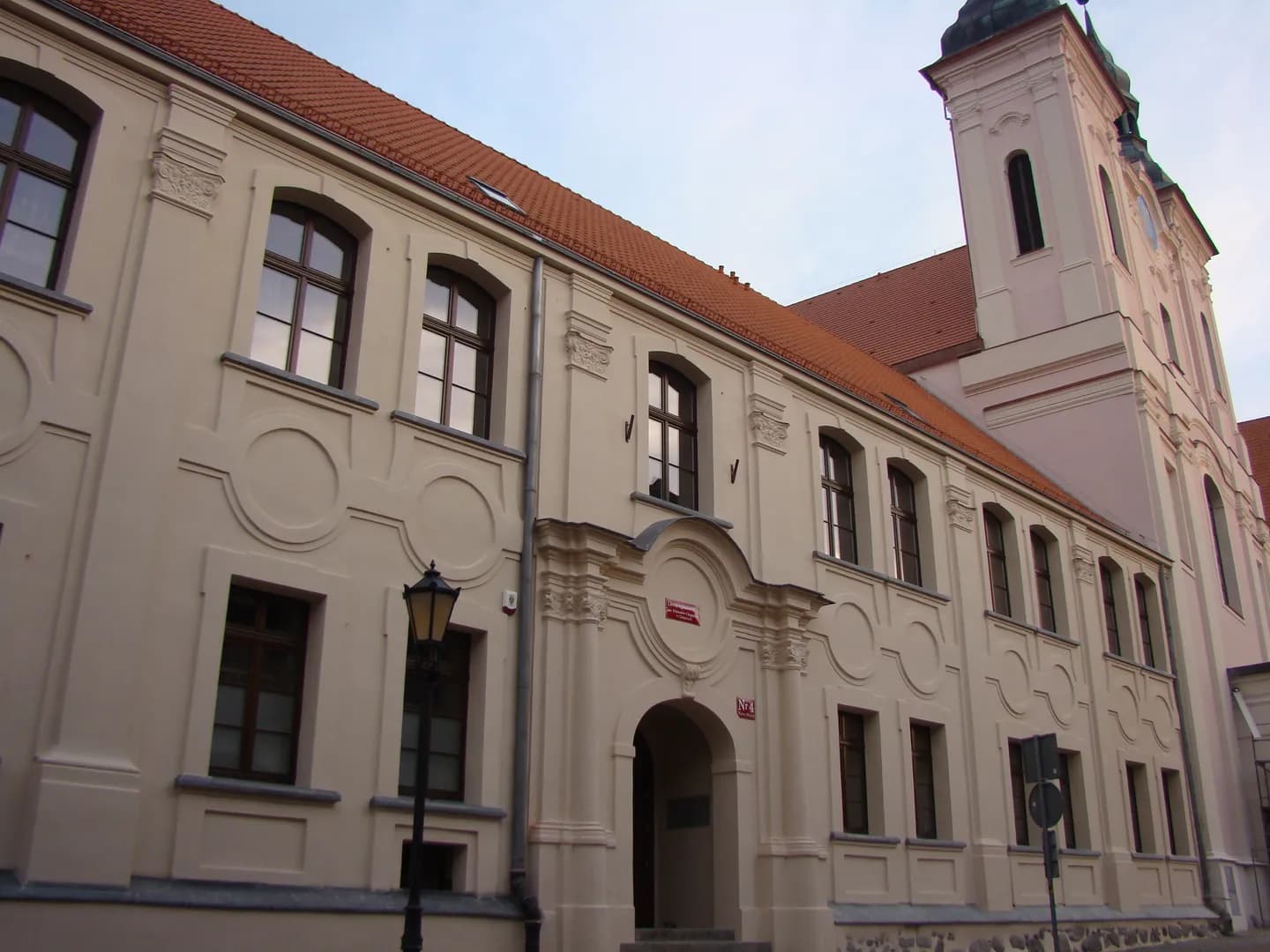 Zabytkowy budynek liceum w Chojnicach widoczny od strony ulicy