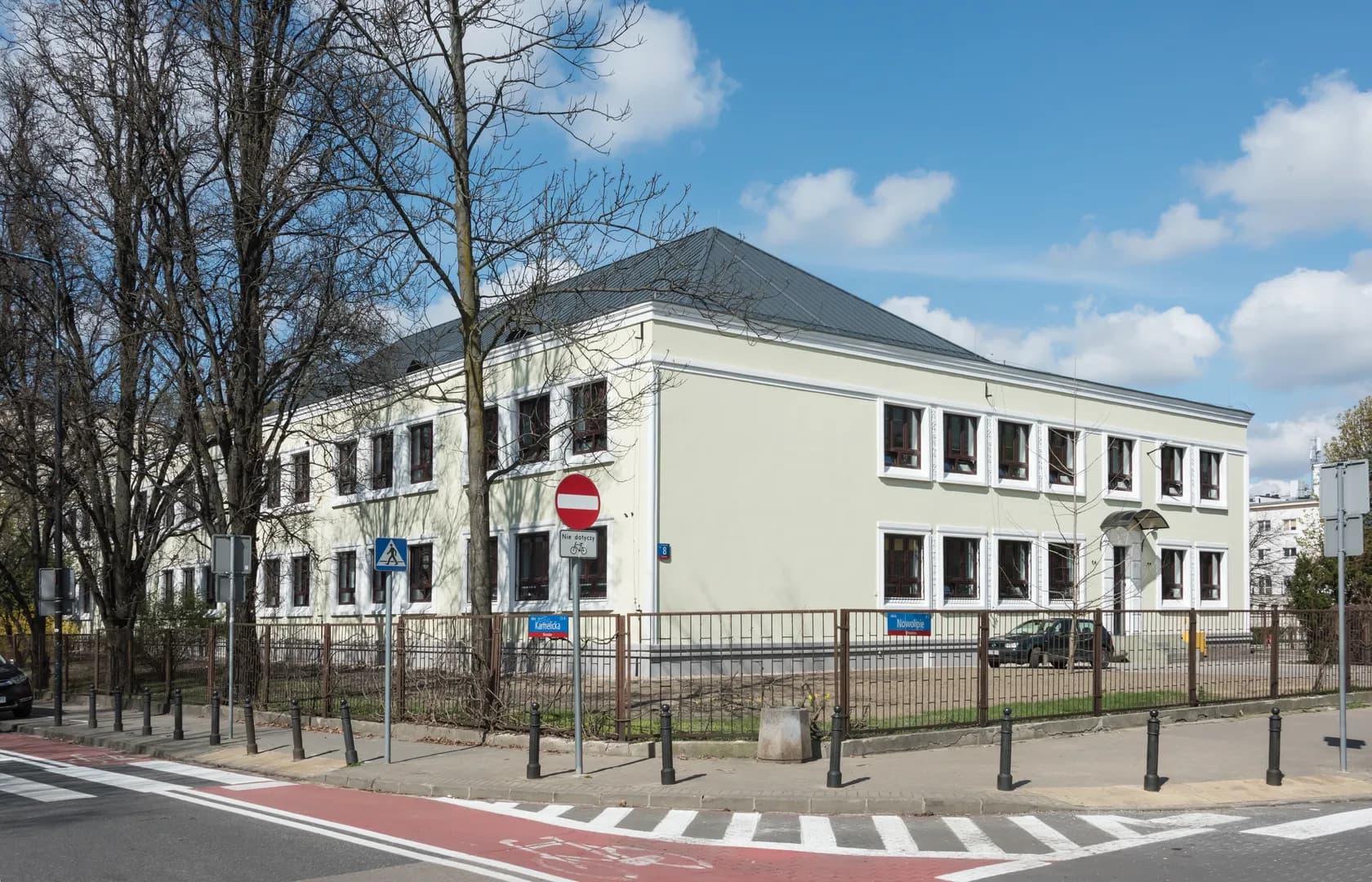 Budynek V Liceum Ogólnokształcącego im. Poniatowskiego w Warszawie od strony ulicy