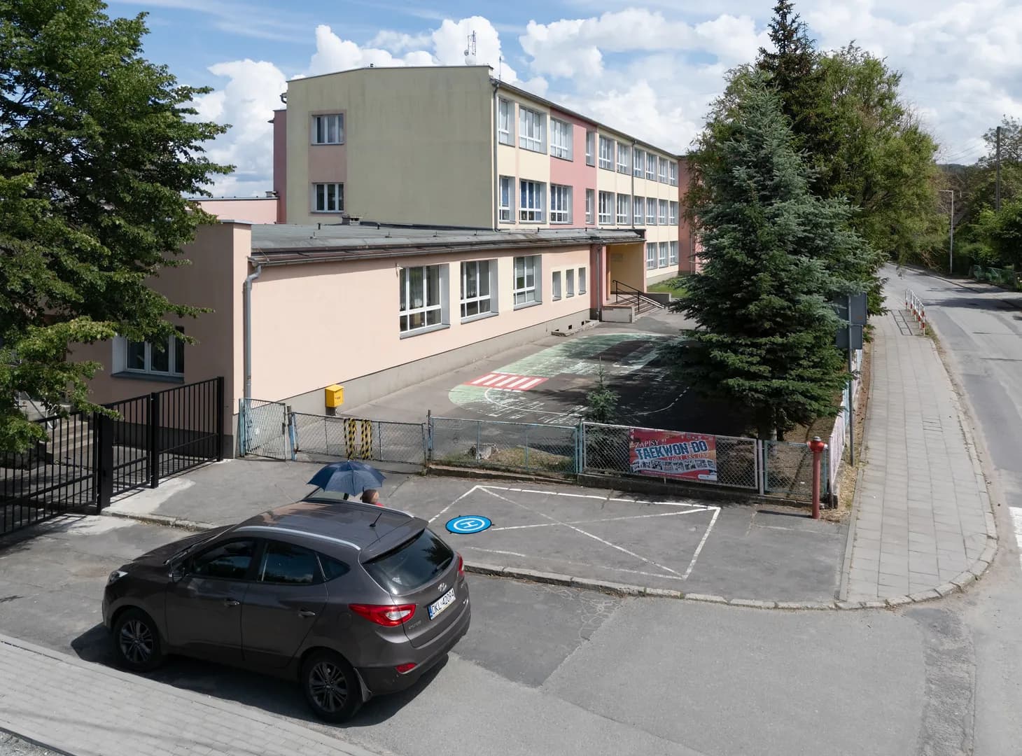 Budynek Szkoły Podstawowej nr 7 w Kłodzku z placem manewrowym