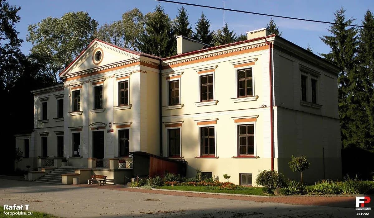 Zabytkowy budynek Publicznej Szkoły Podstawowej im. Tadeusza Kierzkowskiego w Promnie-Kolonii