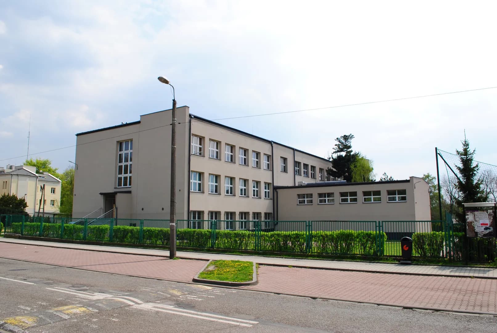 Budynek Szkoły Podstawowej nr 28 w Katowicach widoczny od strony ulicy