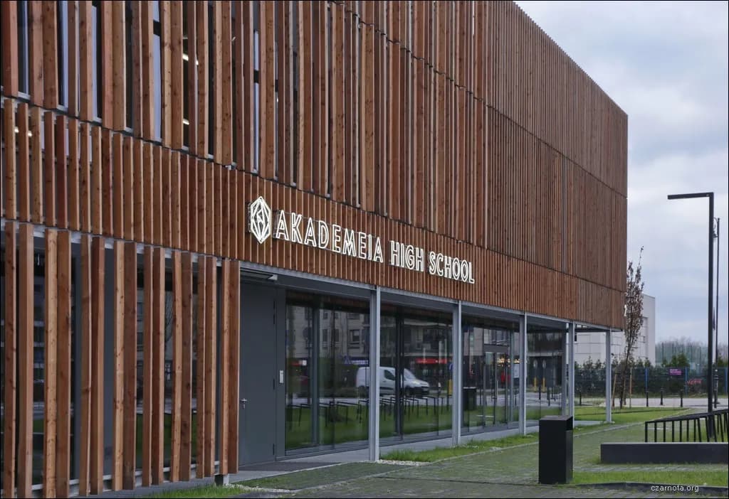 Elewacja budynku Akademeia High School w Warszawie