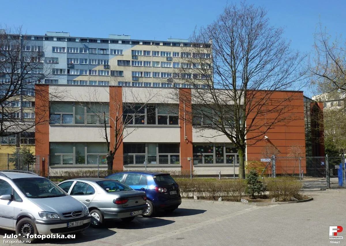 Elewacja budynku szkoły przy ulicy Zielińskiego we Wrocławiu
