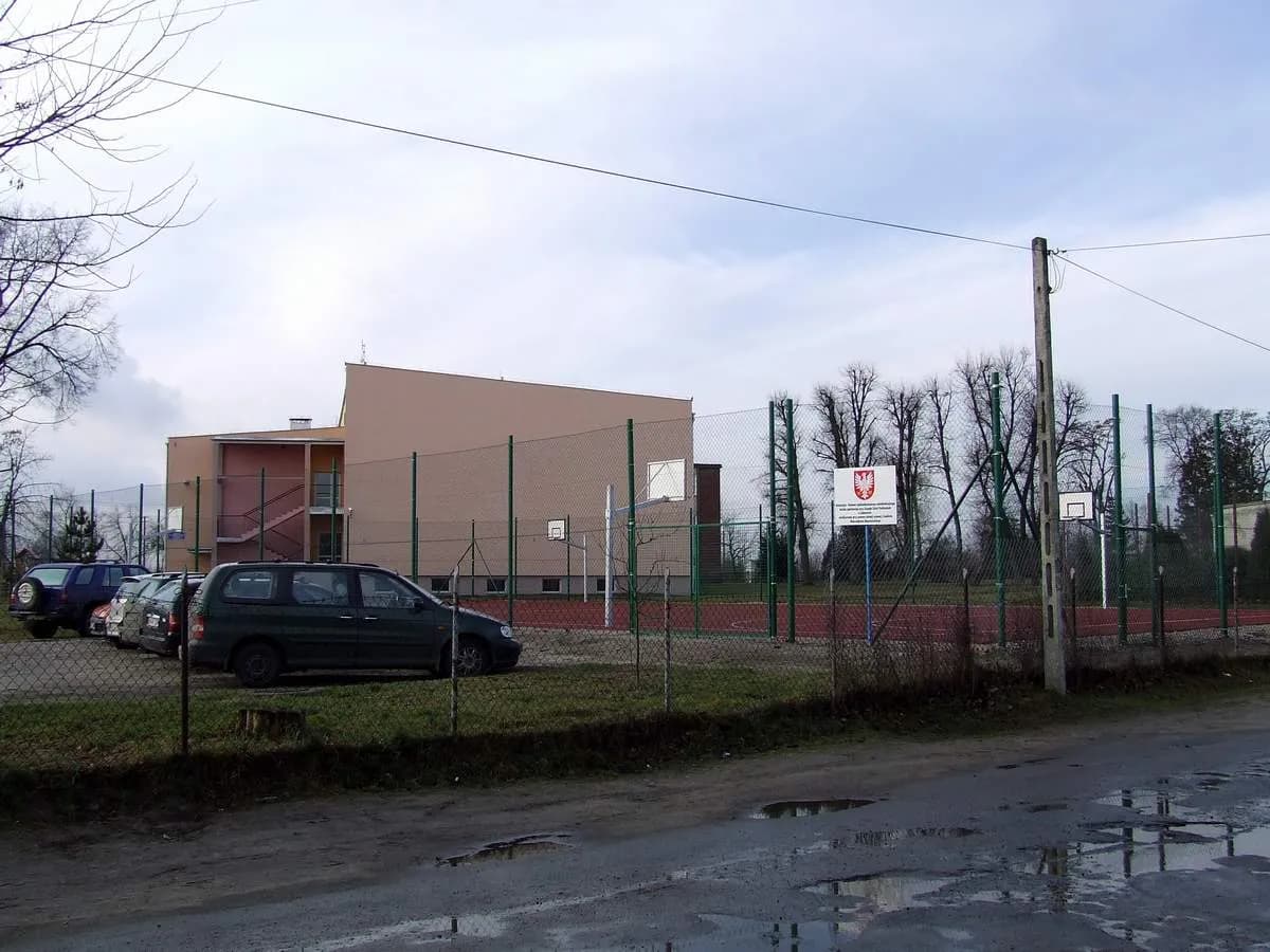 Boisko sportowe i budynek Szkoły Podstawowej w Zaborowie