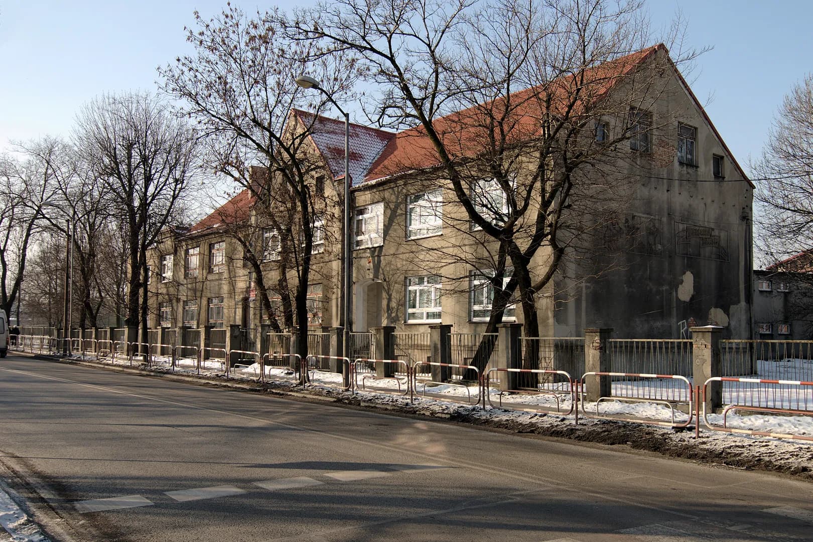 Budynek Zespołu Szkolno-Przedszkolnego nr 1 w Rudzie Śląskiej od strony ulicy