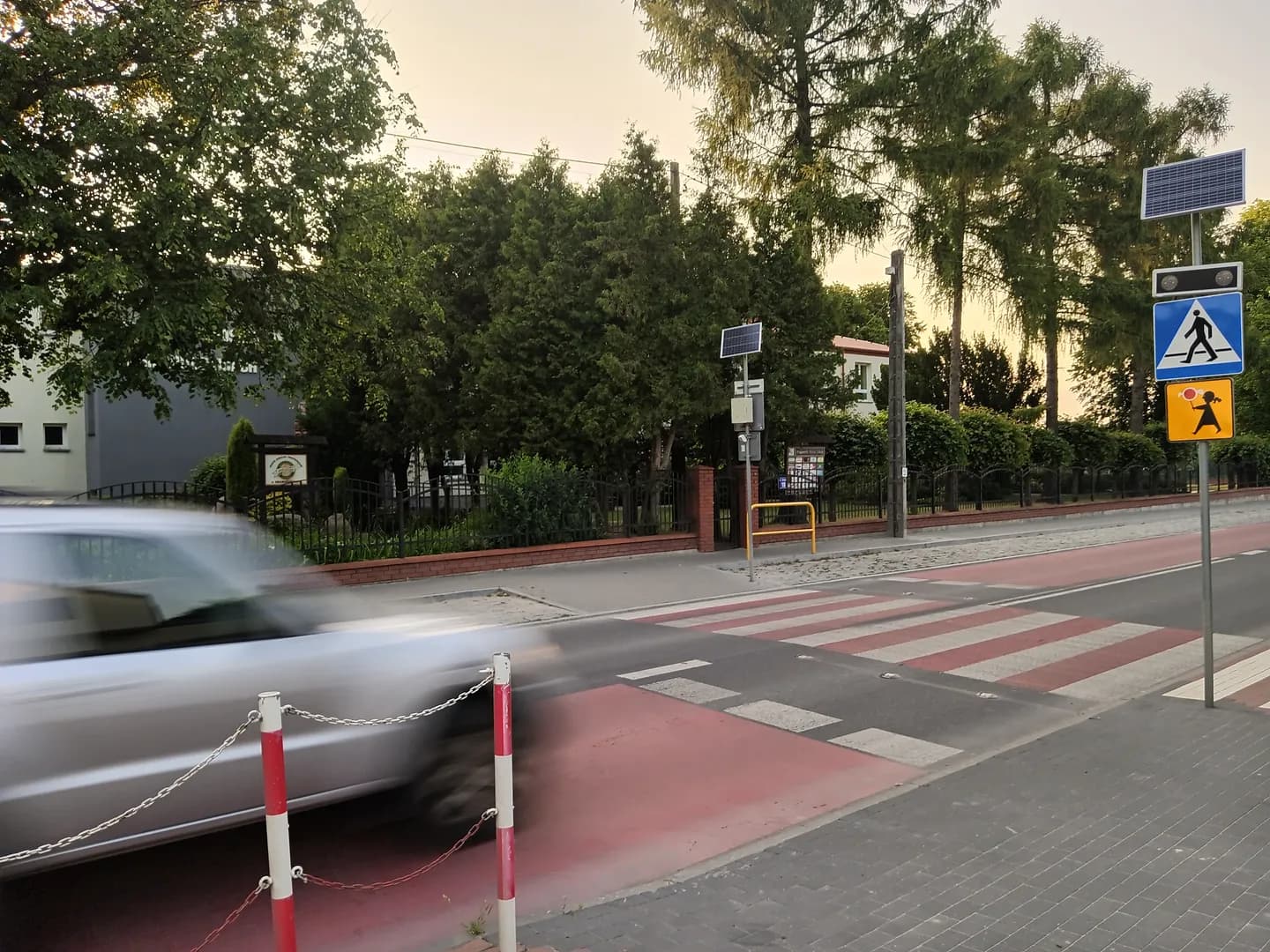 Przejście dla pieszych przy Zespole Szkolno-Przedszkolnym w Smardzewicach