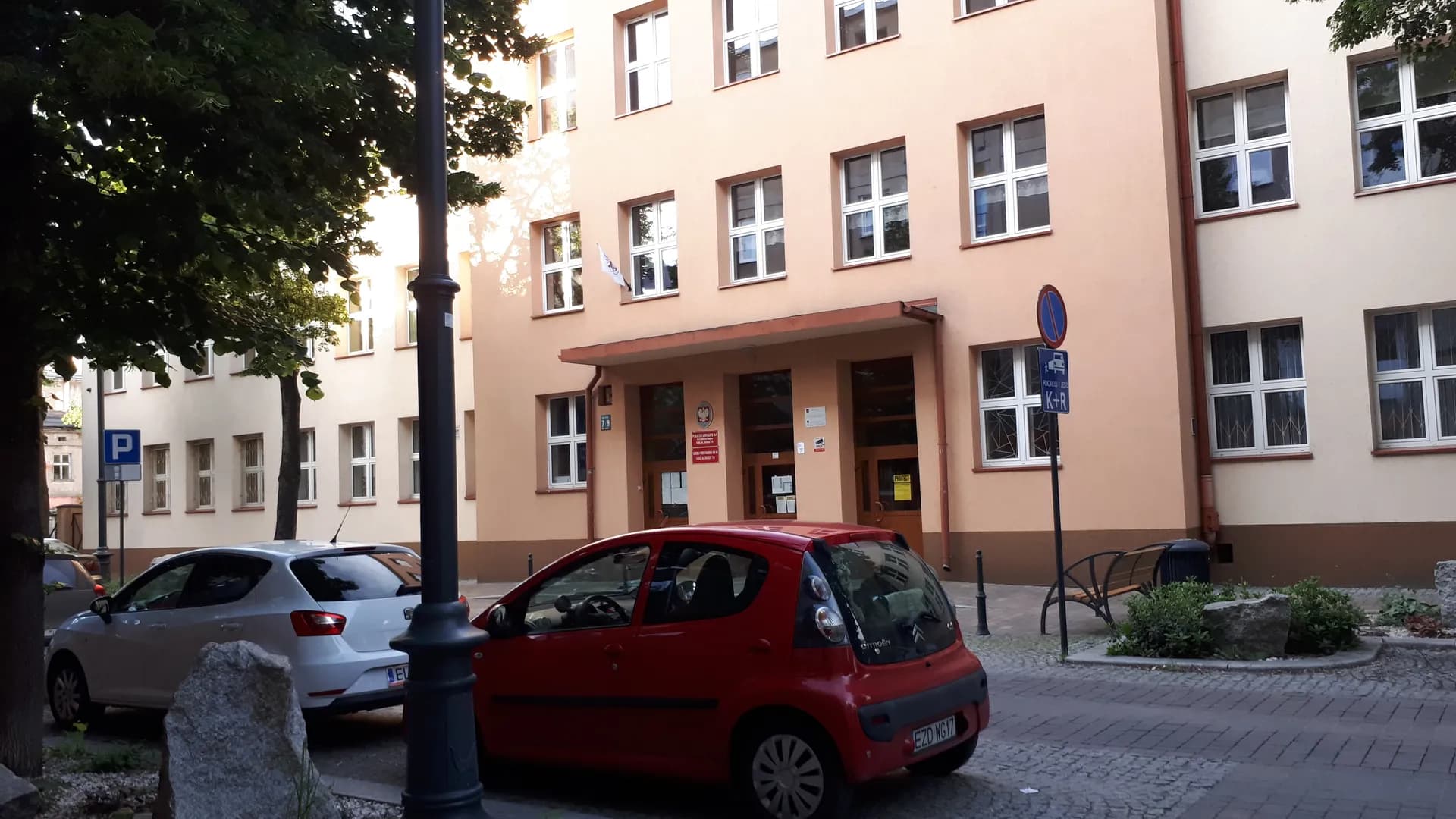 Wejście główne do budynku Szkoły Podstawowej nr 94 w Łodzi