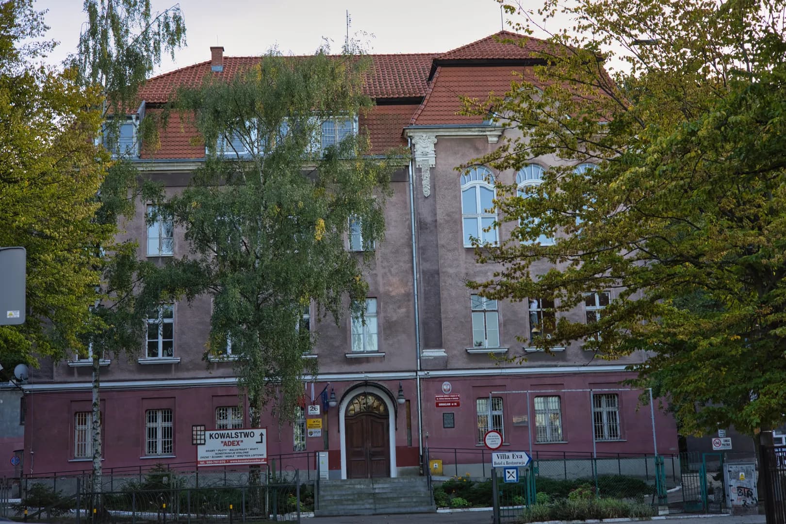Fasada budynku Zespołu Szkół Specjalnych nr 1 w Gdańsku przy ulicy Batorego 26