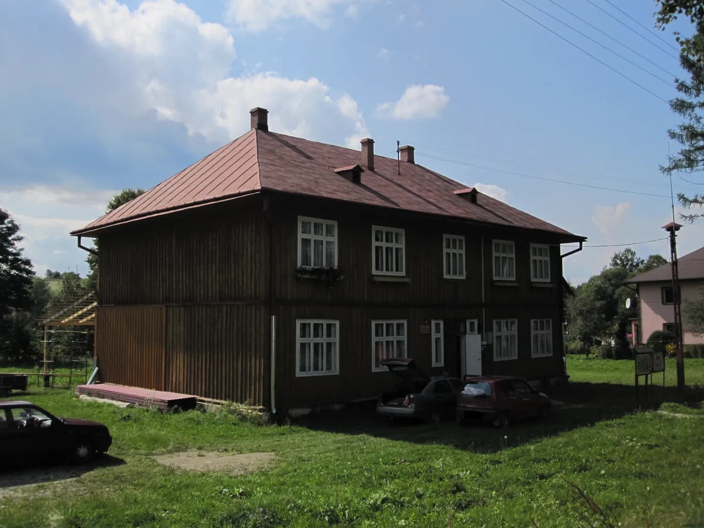 Drewniany budynek szkoły w Wojtkowej widziany z zewnątrz