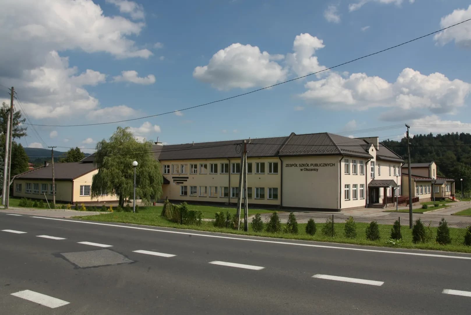 Budynek Zespołu Szkół Publicznych w Olszanicy widziany od strony drogi