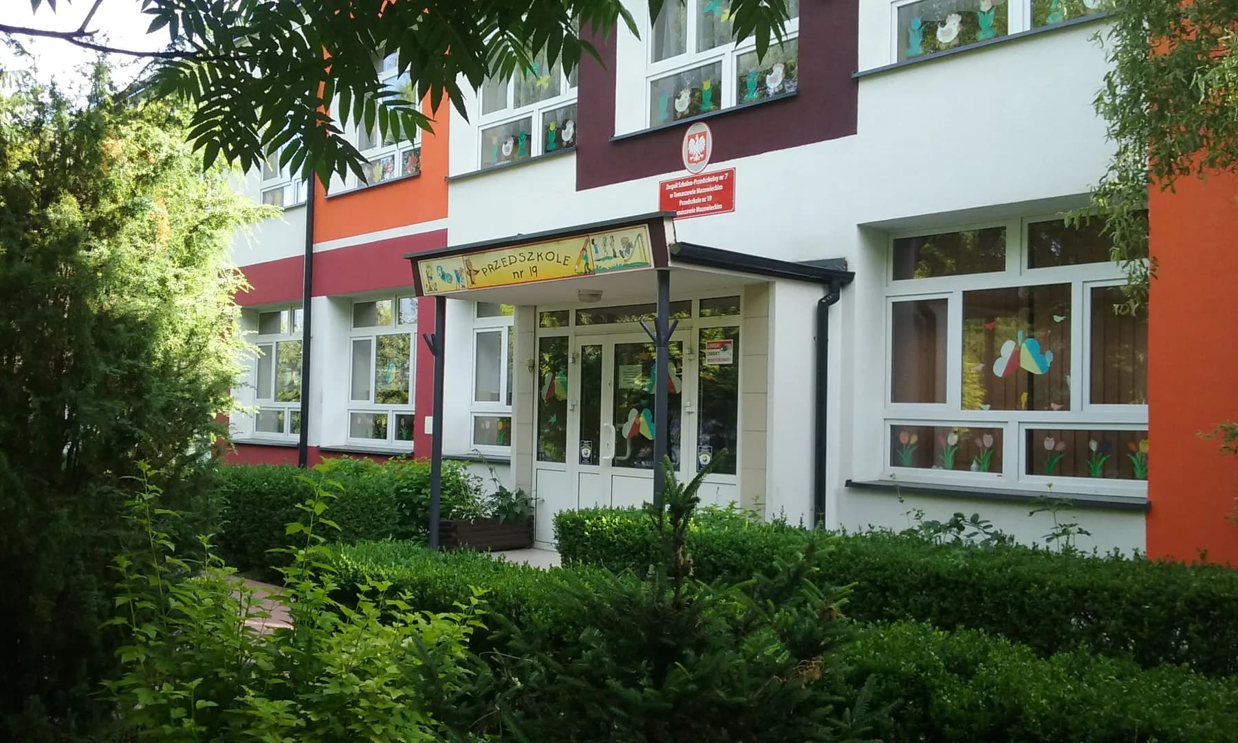 Wejście do budynku Przedszkola nr 19 w Tomaszowie Mazowieckim