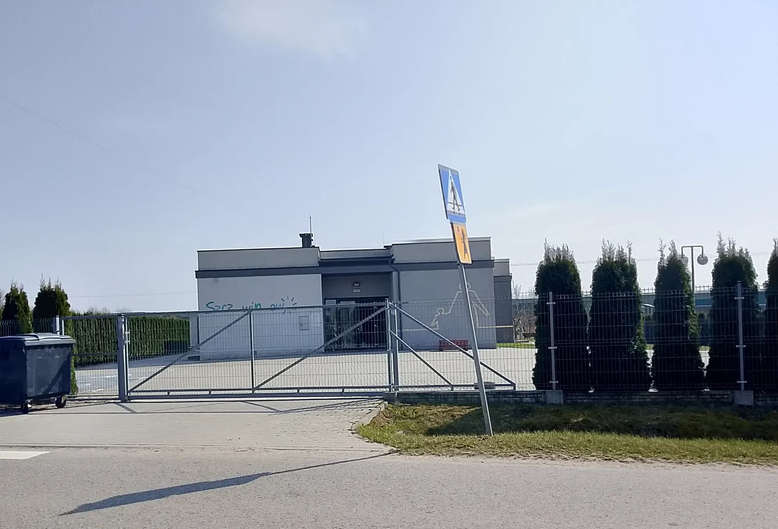 Budynek Przedszkola Integracyjnego Szczawinkowo w Szczawinie widoczny zza ogrodzenia