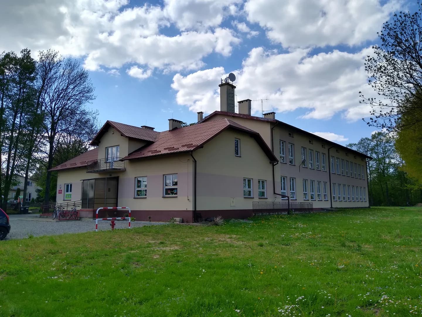 Budynek Zespołu Szkolno-Przedszkolnego w Chrząstowie otoczony zielenią