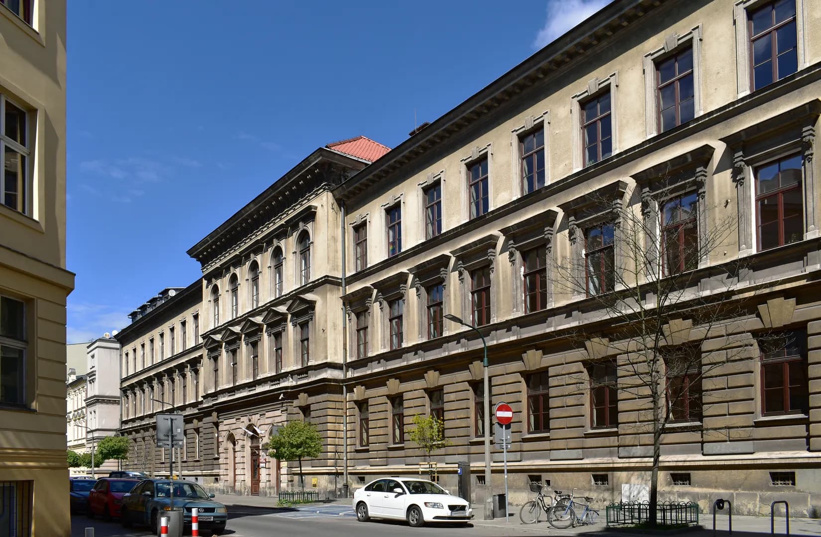 Fasada budynku II Liceum Ogólnokształcącego im. Króla Jana III Sobieskiego w Krakowie
