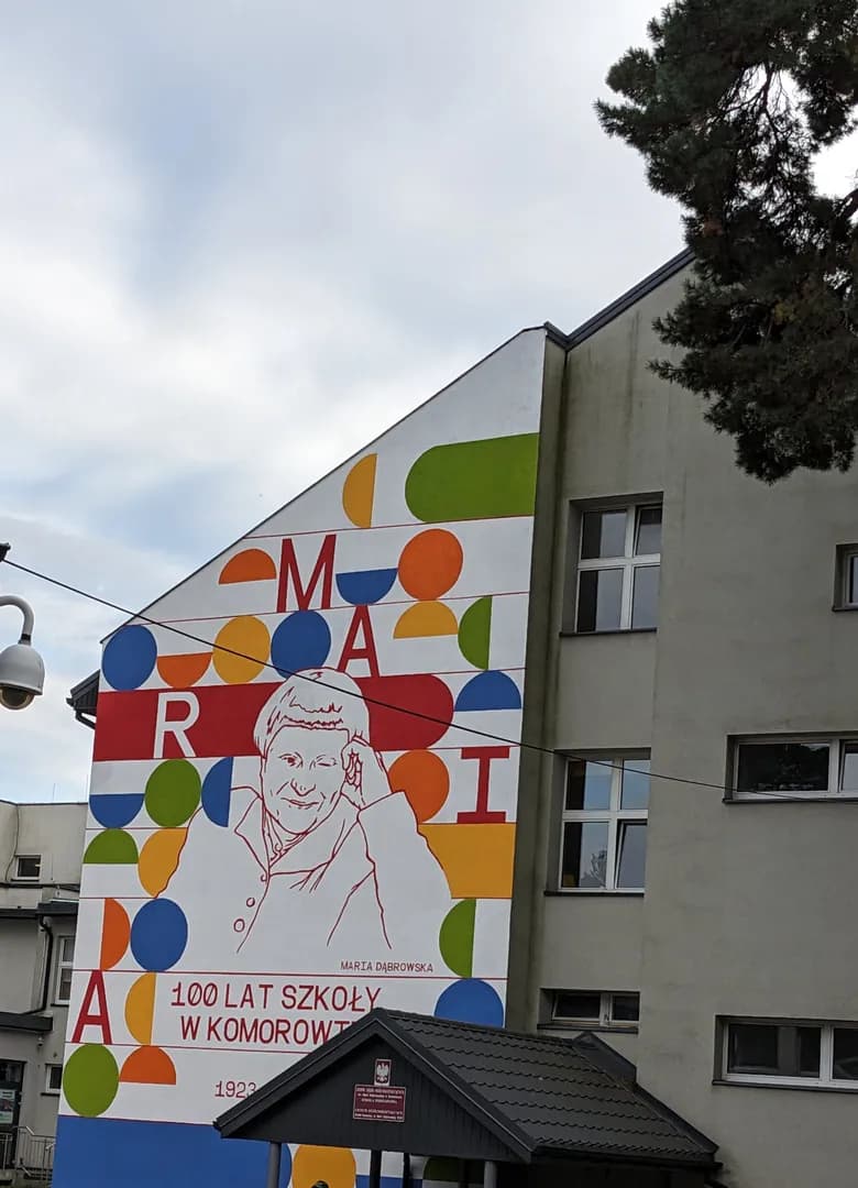 Mural z Marią Dąbrowską na ścianie szkoły w Komorowie z okazji jej 100-lecia