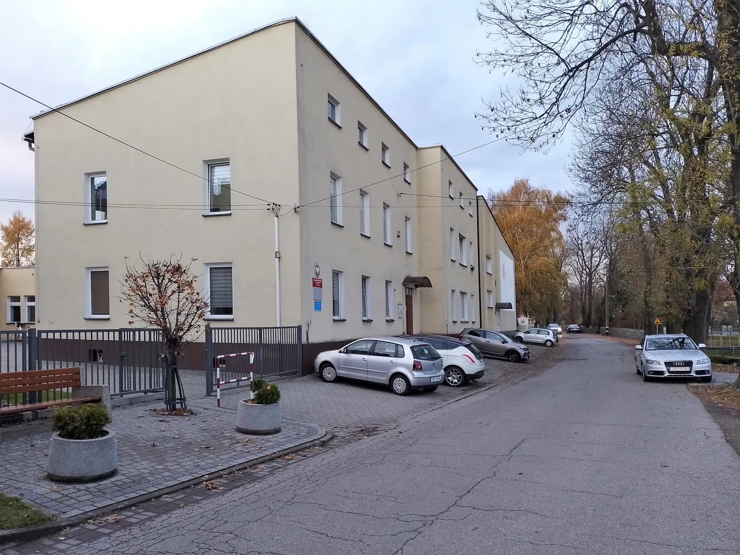 Budynek Zespołu Szkolno-Przedszkolnego w Zabełkowie widziany z ulicy