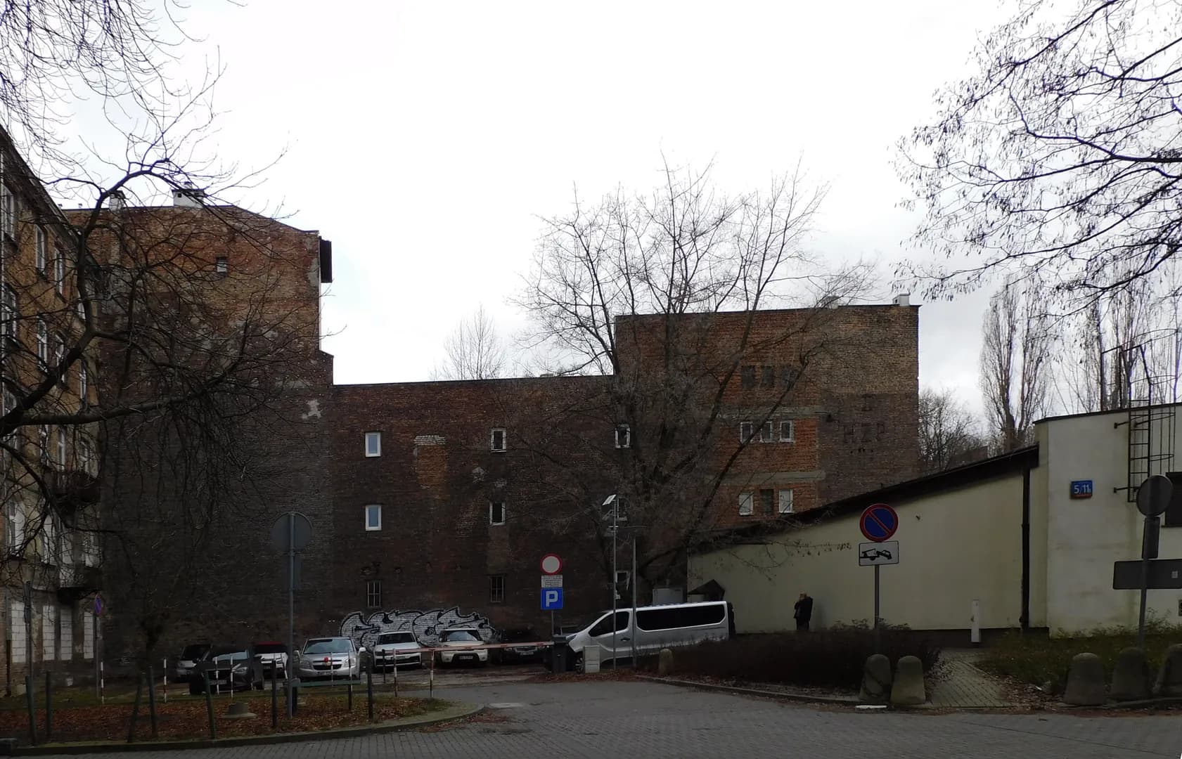 Widok na tył budynku szkoły od strony podwórka przy ulicy Kruczej