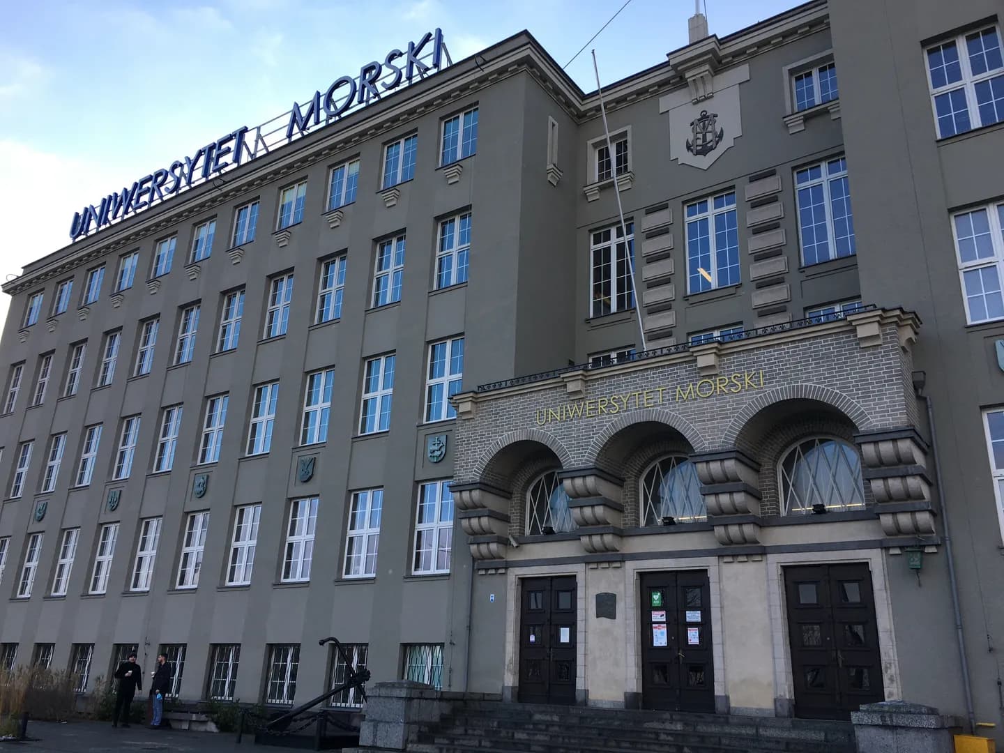Gmach Uniwersytetu Morskiego w Gdyni z widocznym wejściem głównym