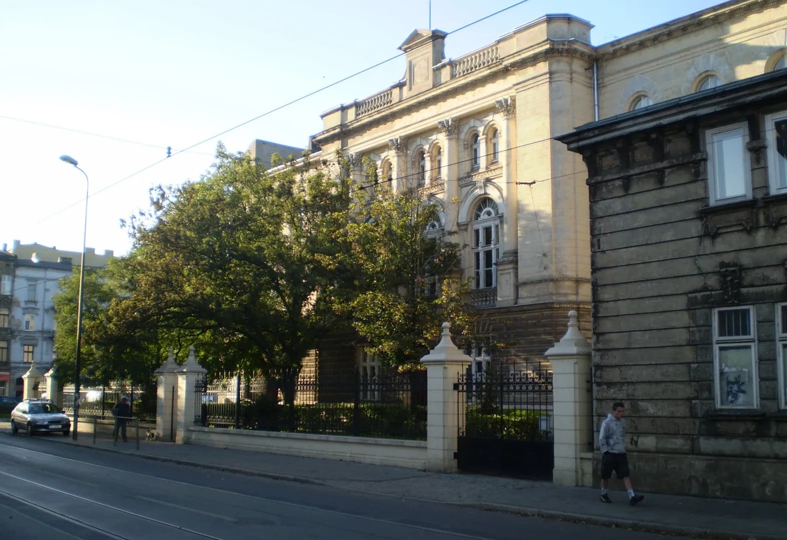 Zabytkowy budynek szkoły przy ulicy Pomorskiej w Łodzi