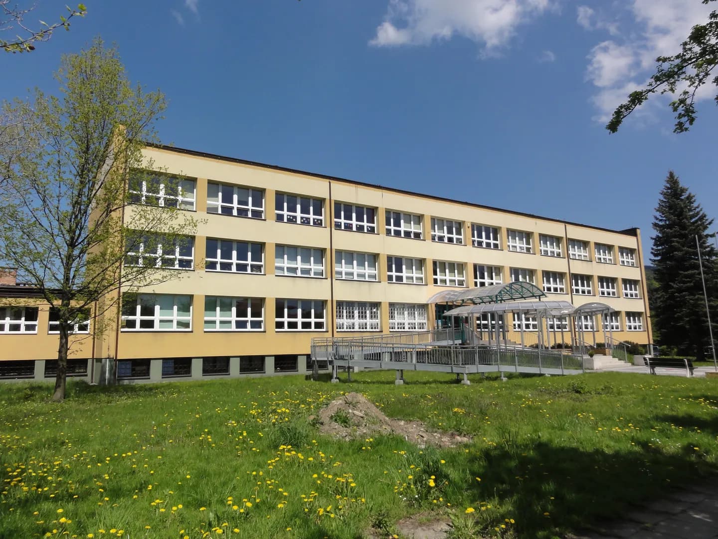 Budynek Zespołu Szkolno-Przedszkolnego nr 1 w Ustroniu widziany z zewnątrz