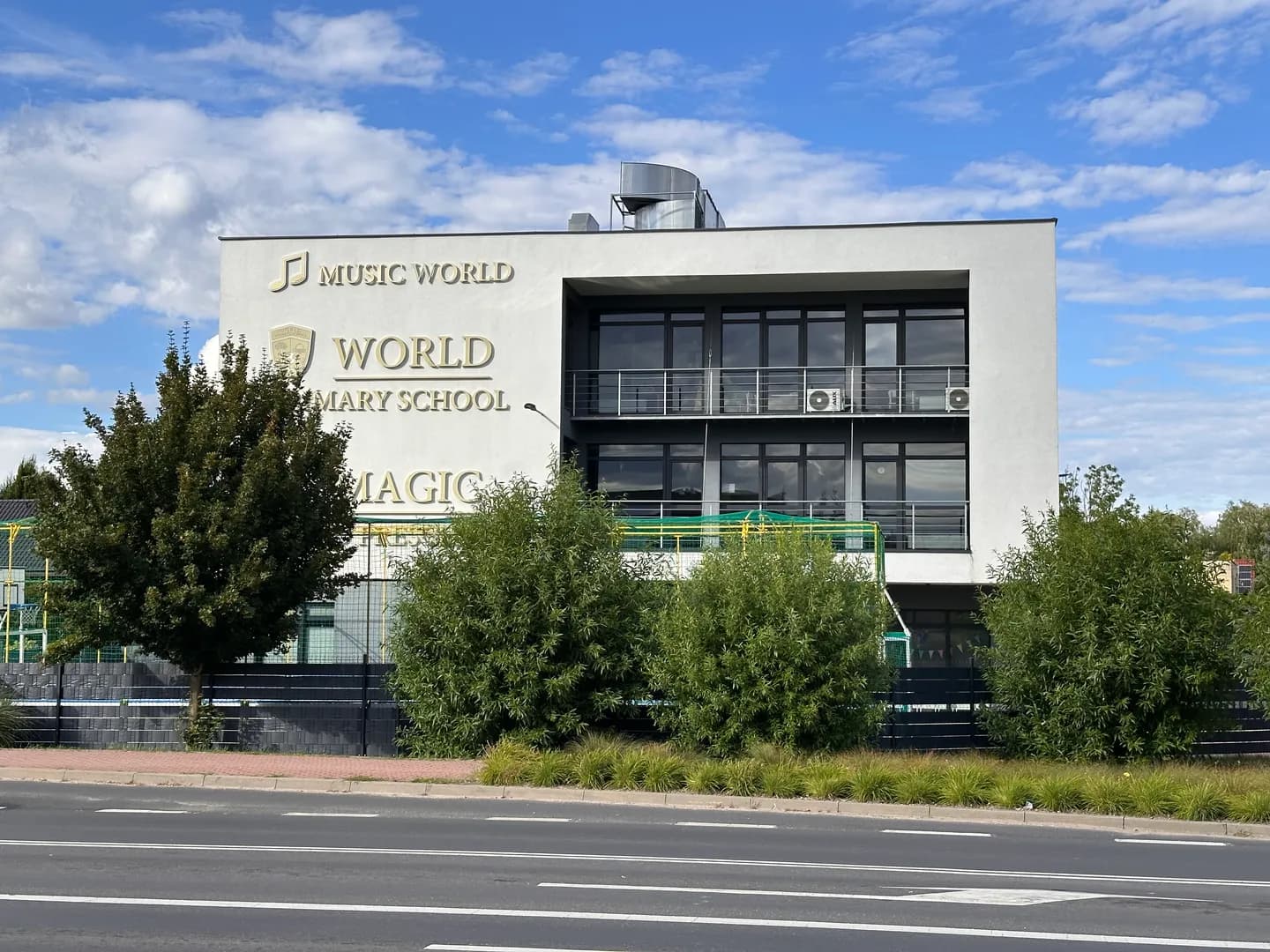 Nowoczesny budynek przedszkola Magic World Preschool i szkoły w Suchym Lesie