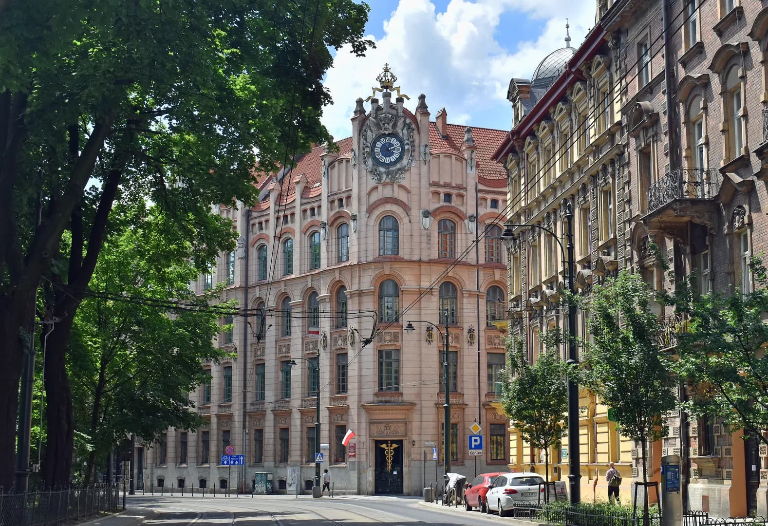 Zabytkowy budynek szkoły przy ulicy Kapucyńskiej 2 w Krakowie widziany z ulicy