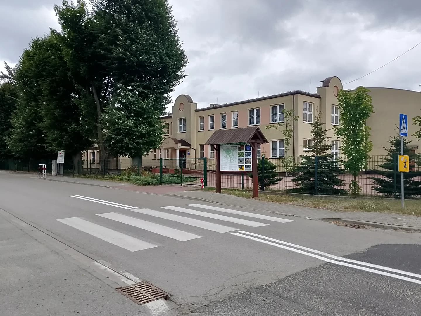 Budynek Szkoły Podstawowej im. Armii Krajowej w Trzciannie widziany z ulicy