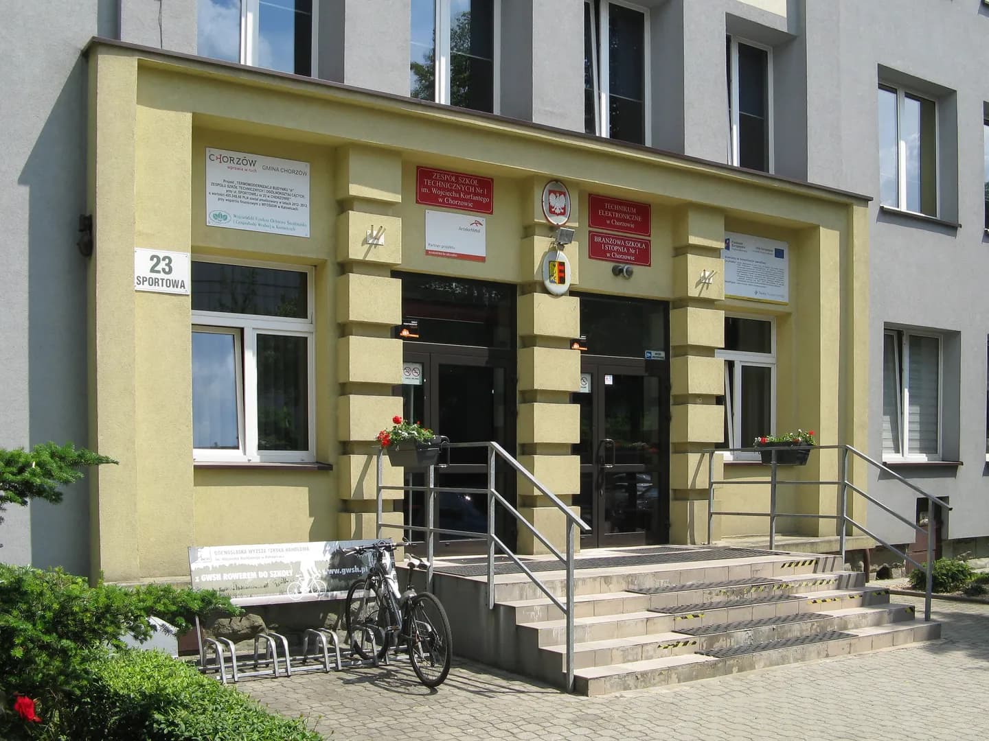 Wejście do Zespołu Szkół Technicznych nr 1 im. Wojciecha Korfantego w Chorzowie