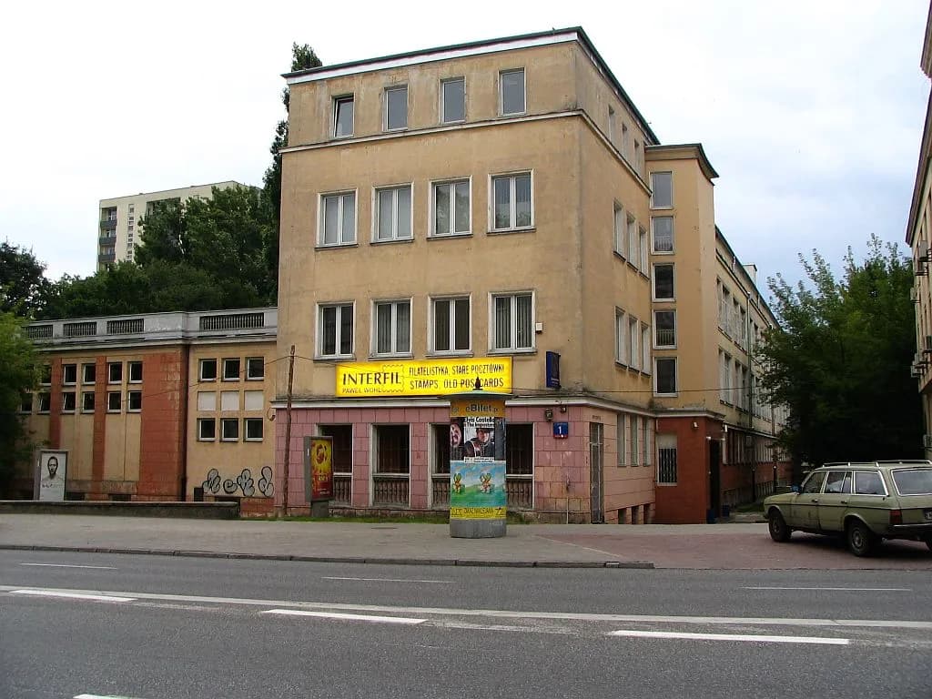 Budynek XXXVII Liceum Ogólnokształcącego im. Jarosława Dąbrowskiego w Warszawie od strony ulicy