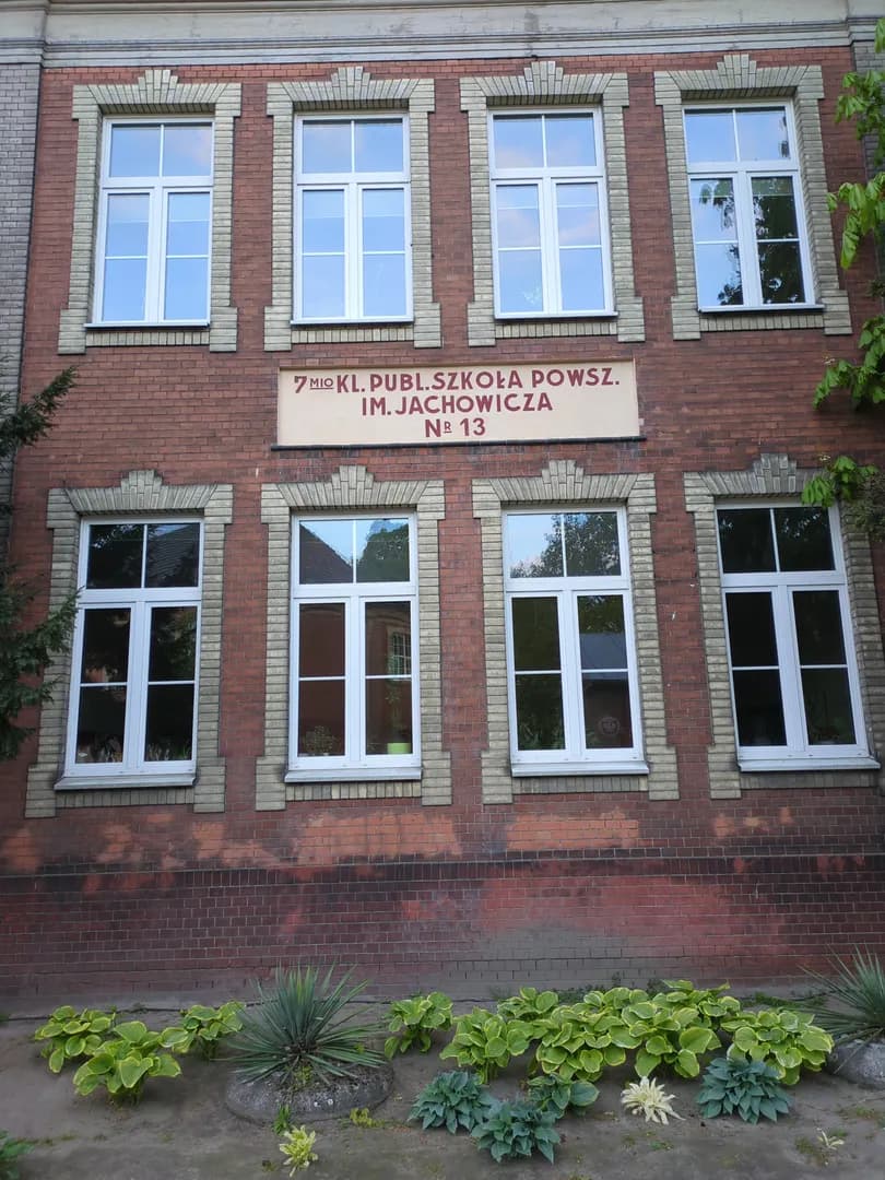 Ceglana elewacja zabytkowego budynku szkolnego przy ulicy Wyspiańskiego w Poznaniu