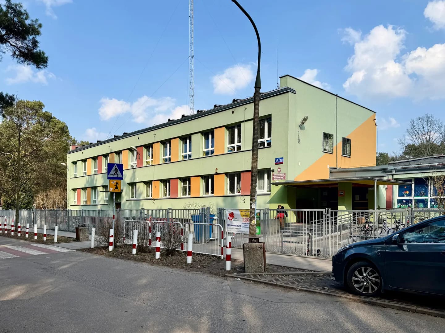 Fasada budynku Szkoły Podstawowej z Oddziałami Integracyjnymi nr 216 w Warszawie od strony ulicy