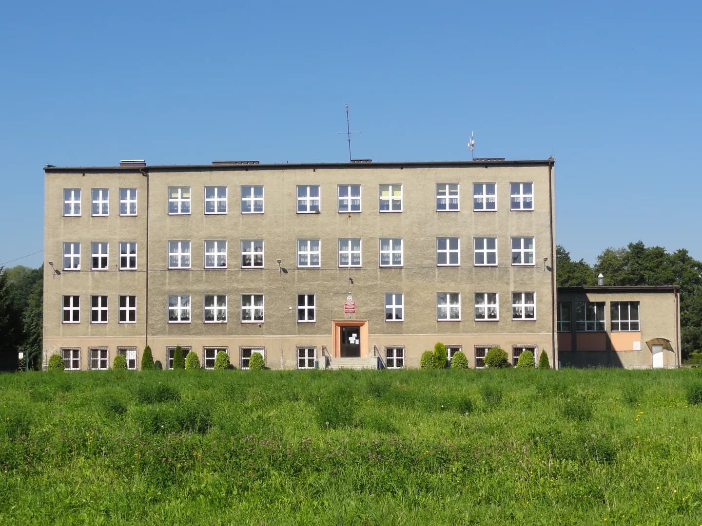Elewacja frontowa Szkoły Podstawowej im. Ks. Józefa Londzina w Zabrzegu