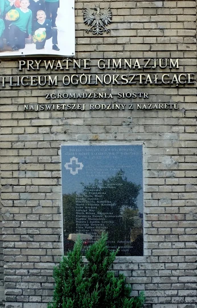 Napis na ścianie Prywatnego Liceum Ogólnokształcącego Sióstr Nazaretanek i tablica pamiątkowa